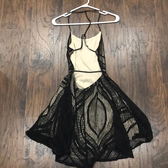 spaghetti strap back-less dress - Picture 2 of 3